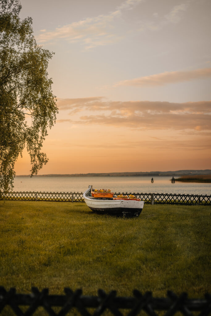 Boot mit Blumen in Ralswiek Foto von Maria Gielow