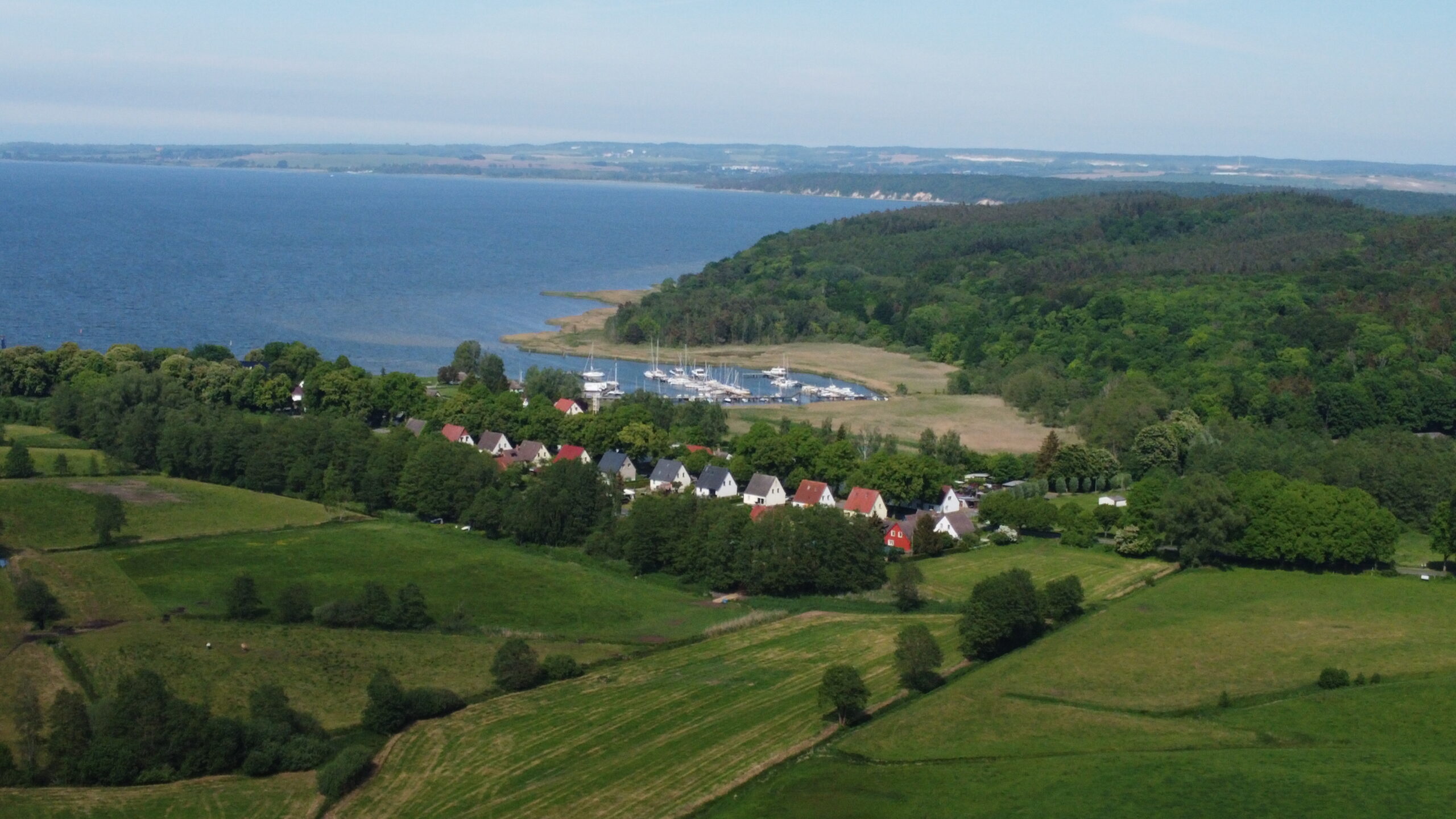 Luftaufnahme zum Jasmunder Bodden über dem Hotel Klaus Störtebeker in Jarnitz