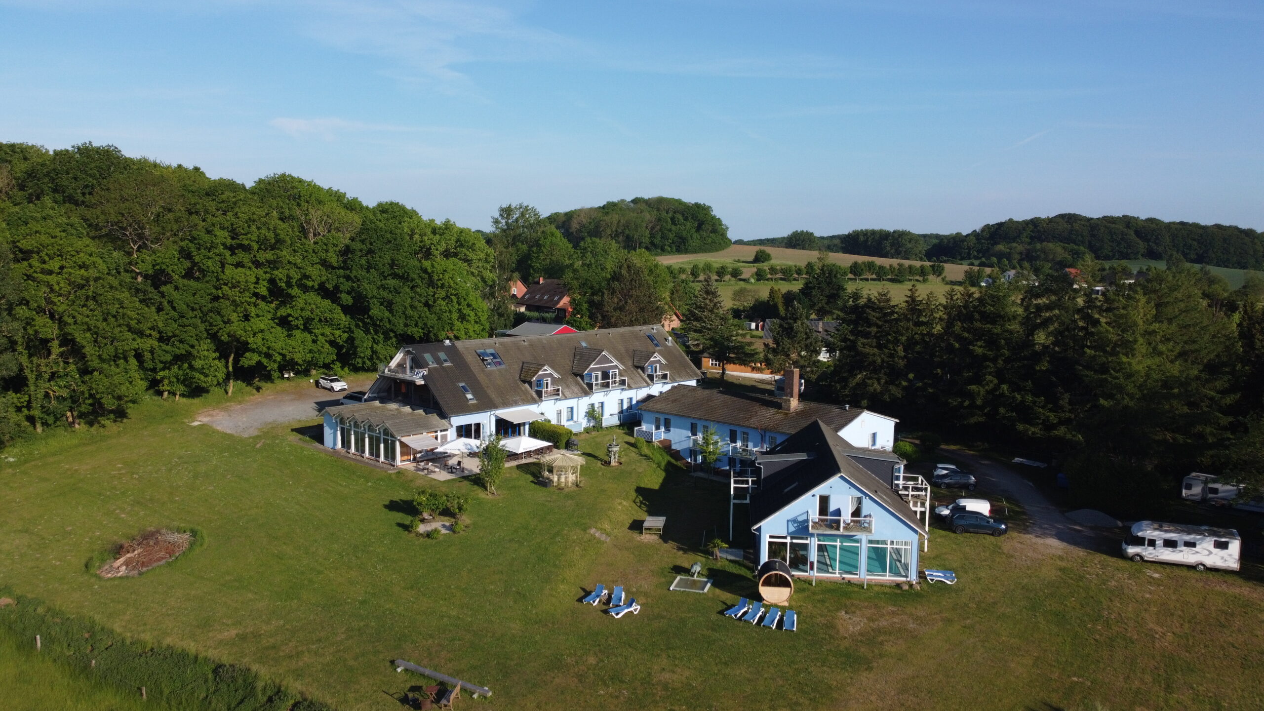 Außenaufnahme vom Hotel Klaus Störtebeker in Jarnitz bei Ralswiek