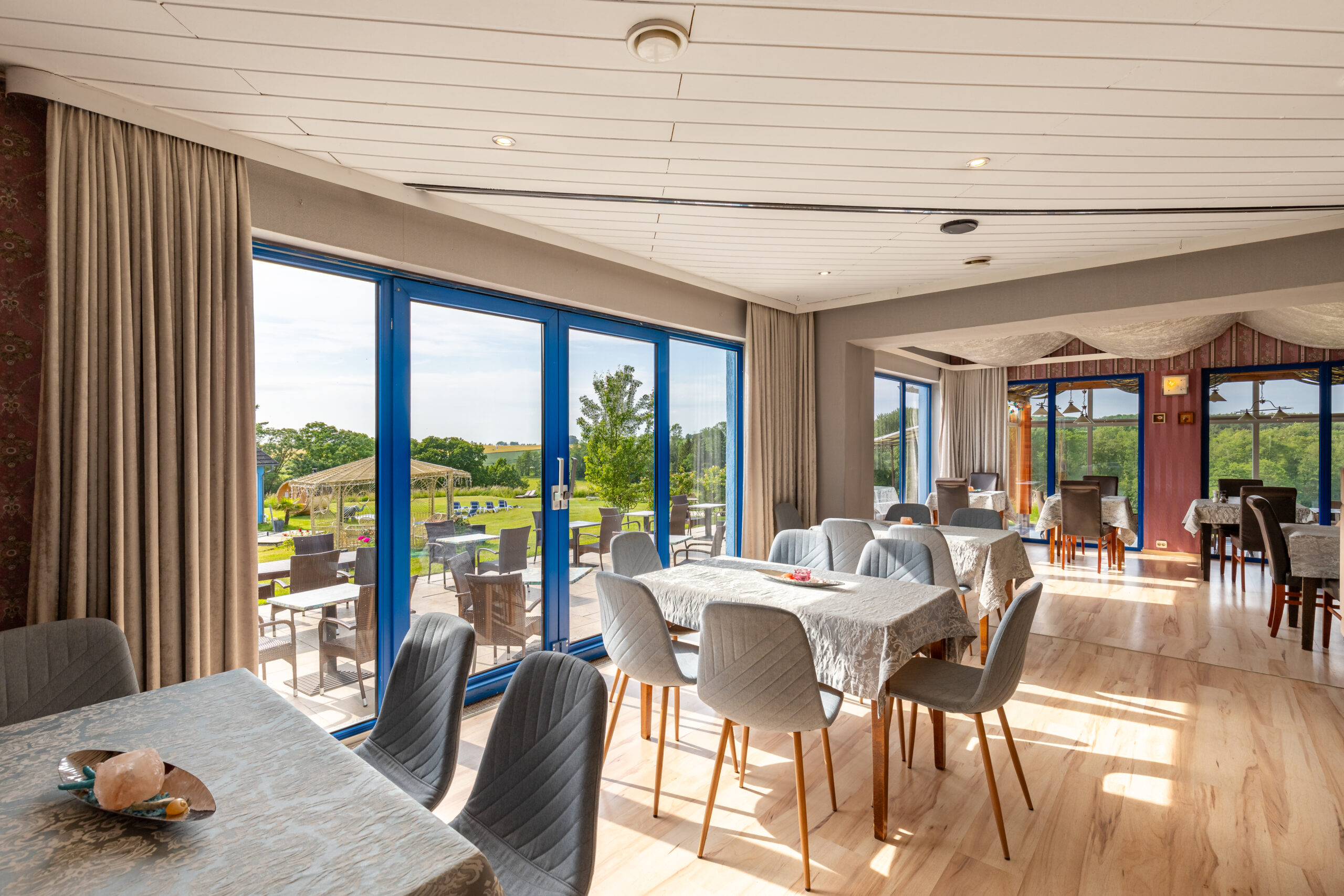 Restaurant mit Blick nach Draußen im Hotel Klaus Störtebeker